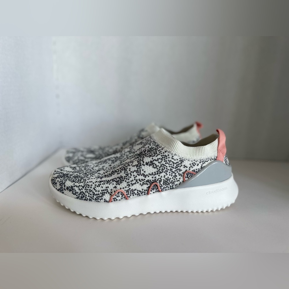 Adidas shoes for women color as the photo.